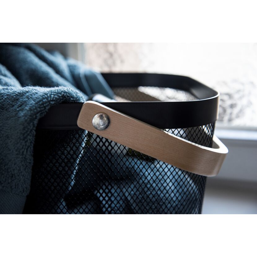Schwarzer Metallkorb mit Holzgriff und blauer Decke