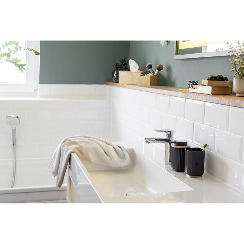 Waschbecken mit Handtuch, Seifenspender und Zahnbürste