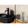 Schwarzes Waschbecken mit Seifenspender