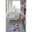 Badezimmer mit buntem Duschvorhang und WC-Sitz