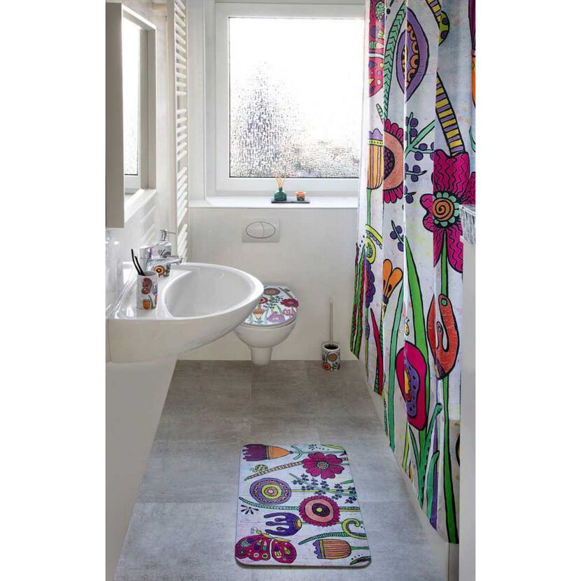 Badezimmer mit buntem Duschvorhang und WC-Sitz
