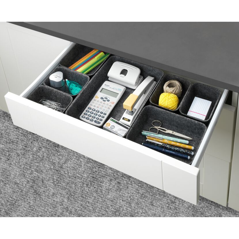 Offener Schubladenorganizer mit Büromaterial gefüllt