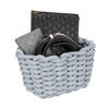 Grauer Aufbewahrungskorb mit Lederaccessoires