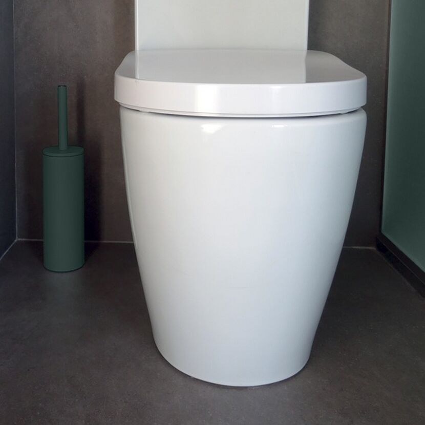 Weiße Toilette mit geschlossenem Deckel und WC-Bürste