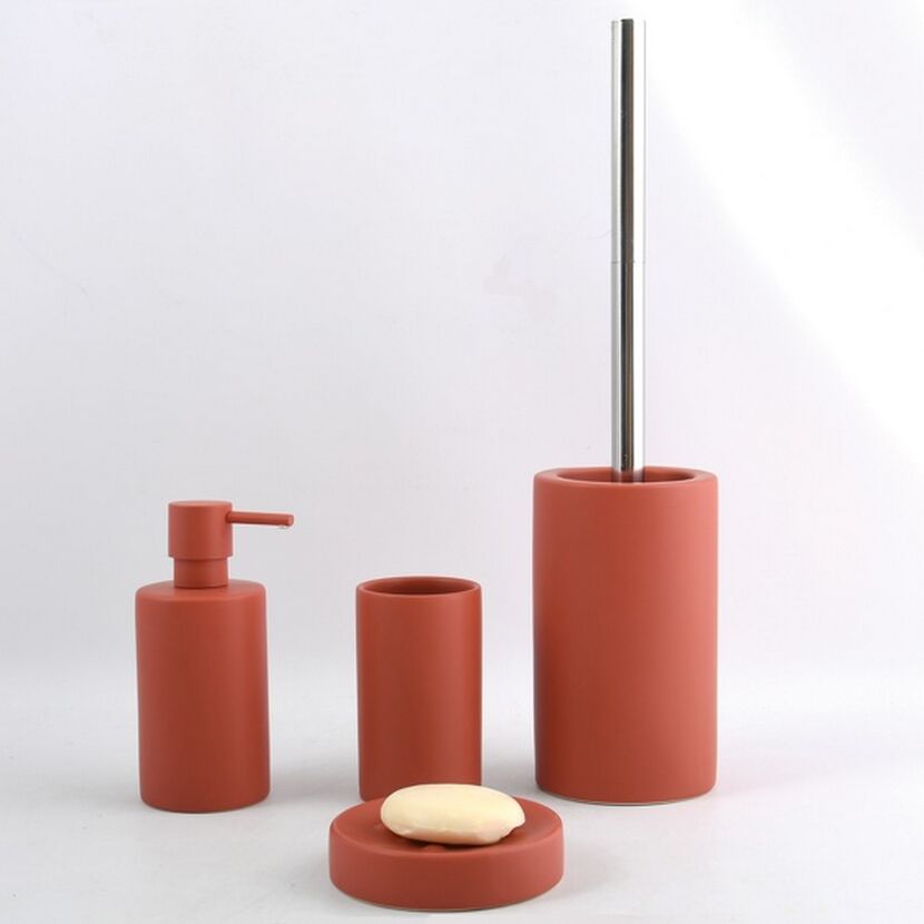 Terrakottafarbenes Badezimmer-Set mit Seifenspender, Zahnputzbecher, Seifenschale und Toilettenbürste.