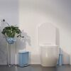 Moderne Toilette mit Mülleimer und Toilettenbürste