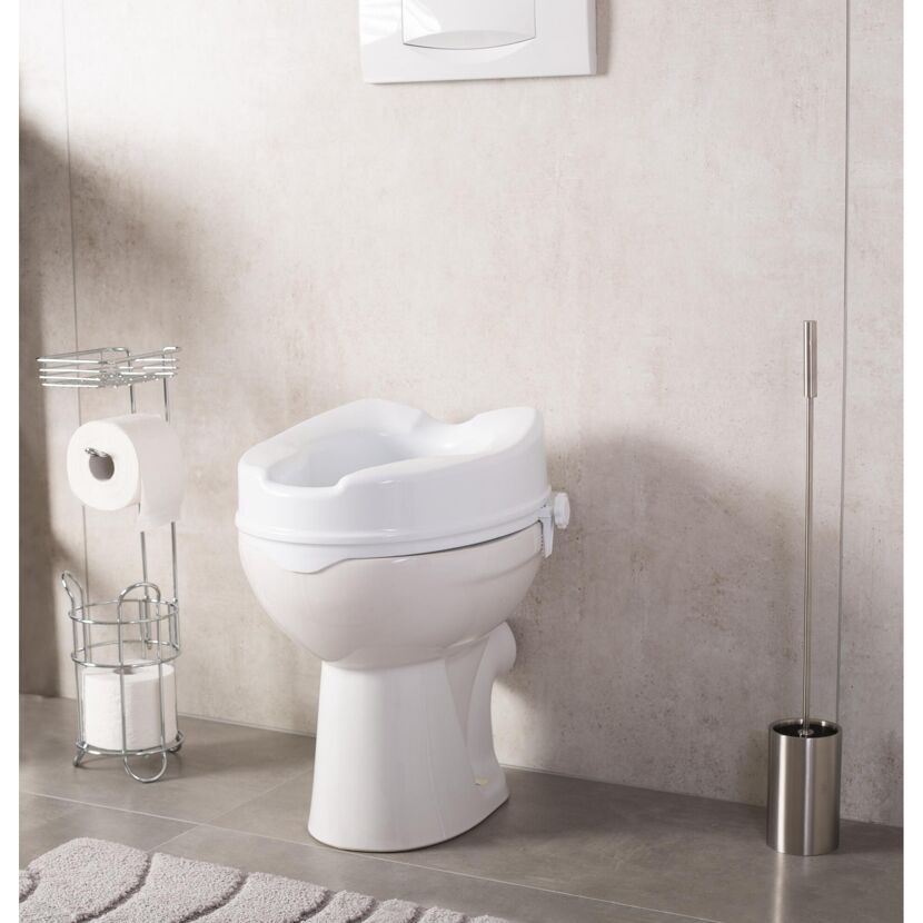Toilette mit weißem Toilettensitzerhöhung