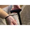 Person befestigt Handschlaufe am Gehstock