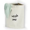 Eckiger Wäschesammler mit Aufschrift "Wash me"