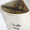 Wäschekorb mit Aufschrift "wash me"