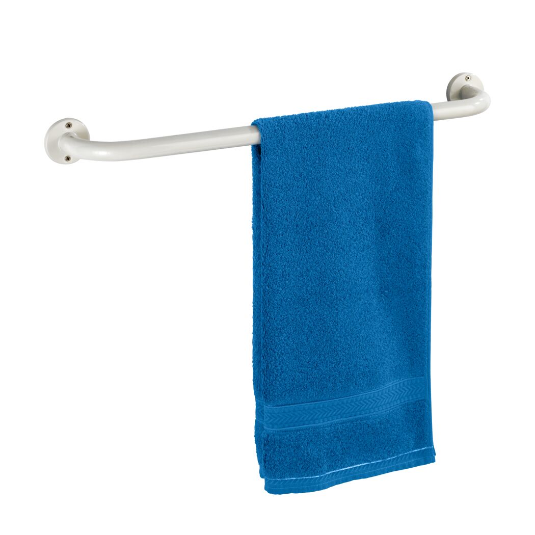 Blaues Handtuch auf weißer Badetuchstange