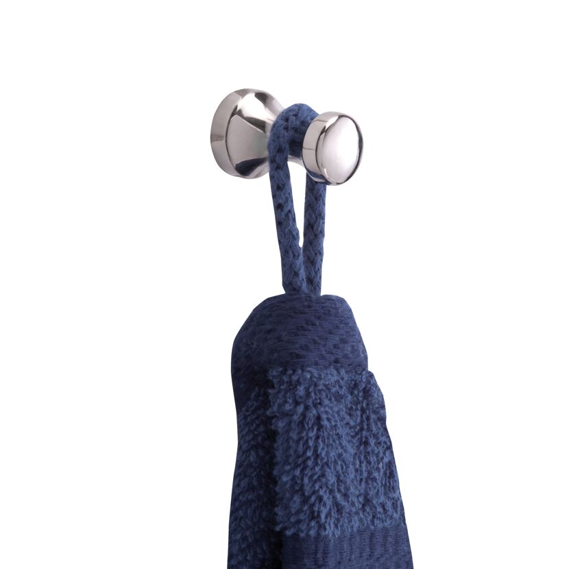 Blaues Handtuch am Wandhaken