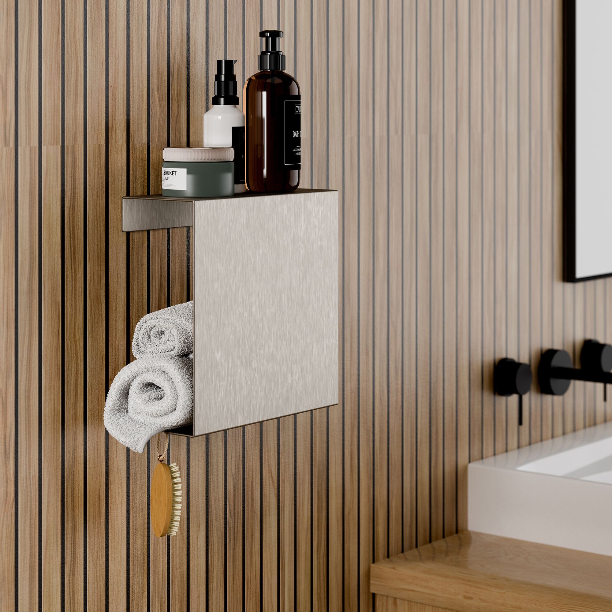 Duschablage mit Handtüchern und Badartikeln