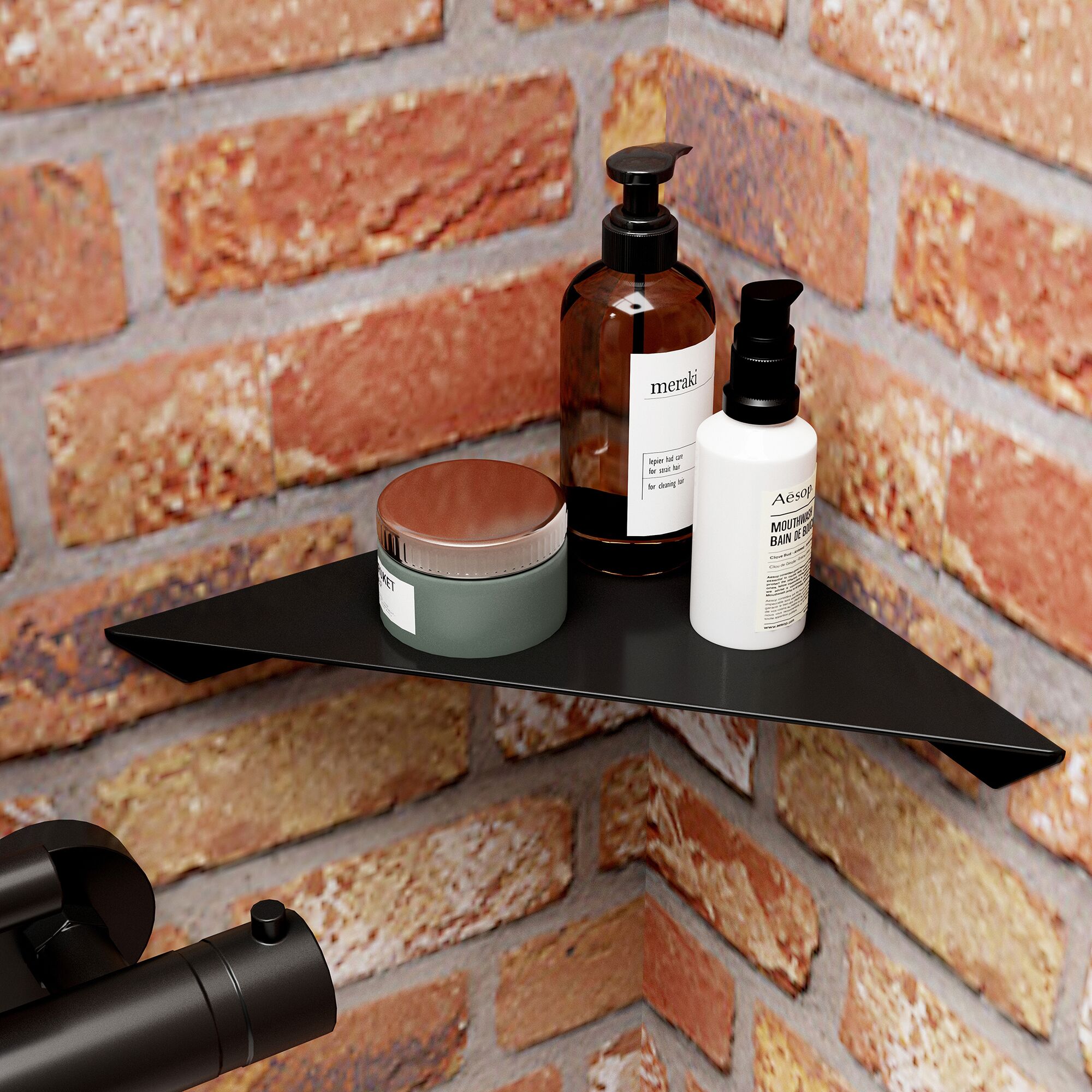 Schwarzes, dreieckiges Wandregal mit Kosmetikartikeln