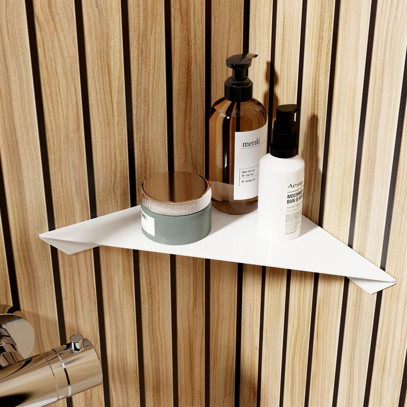 Duschregal mit Produkten von Meraki und Aesop