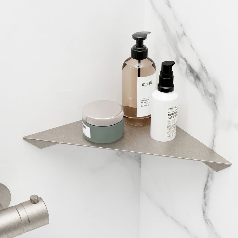 Duschregal mit Shampoo, Spülung und Creme