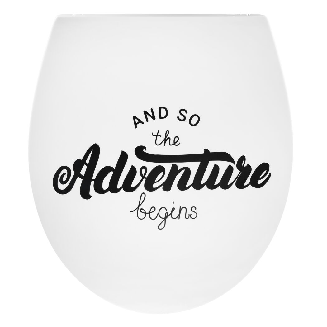 WC-Sitz mit dem Schriftzug „And so the adventure begins“