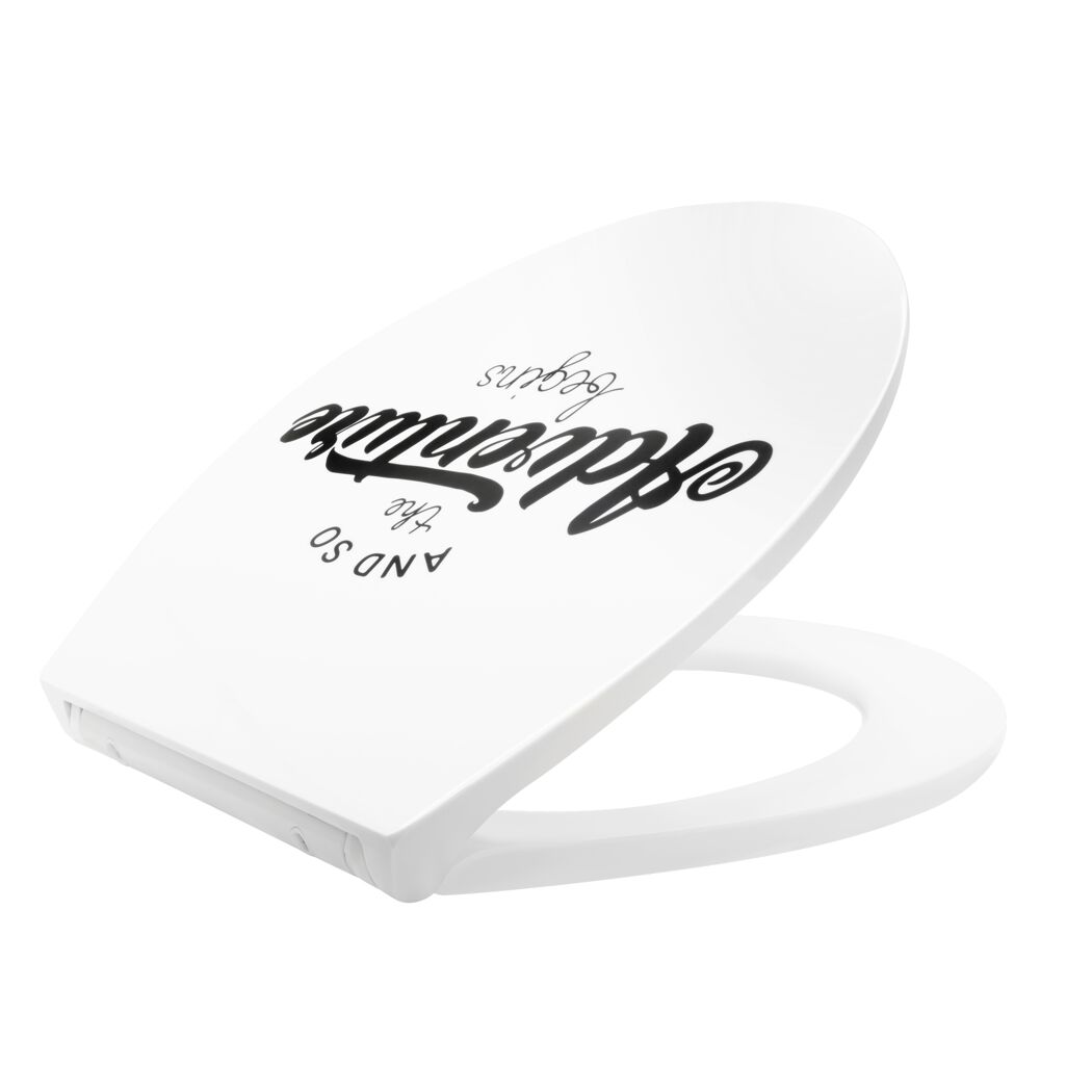 Weißer WC-Sitz Adventure mit schwarzem Schriftzug.
