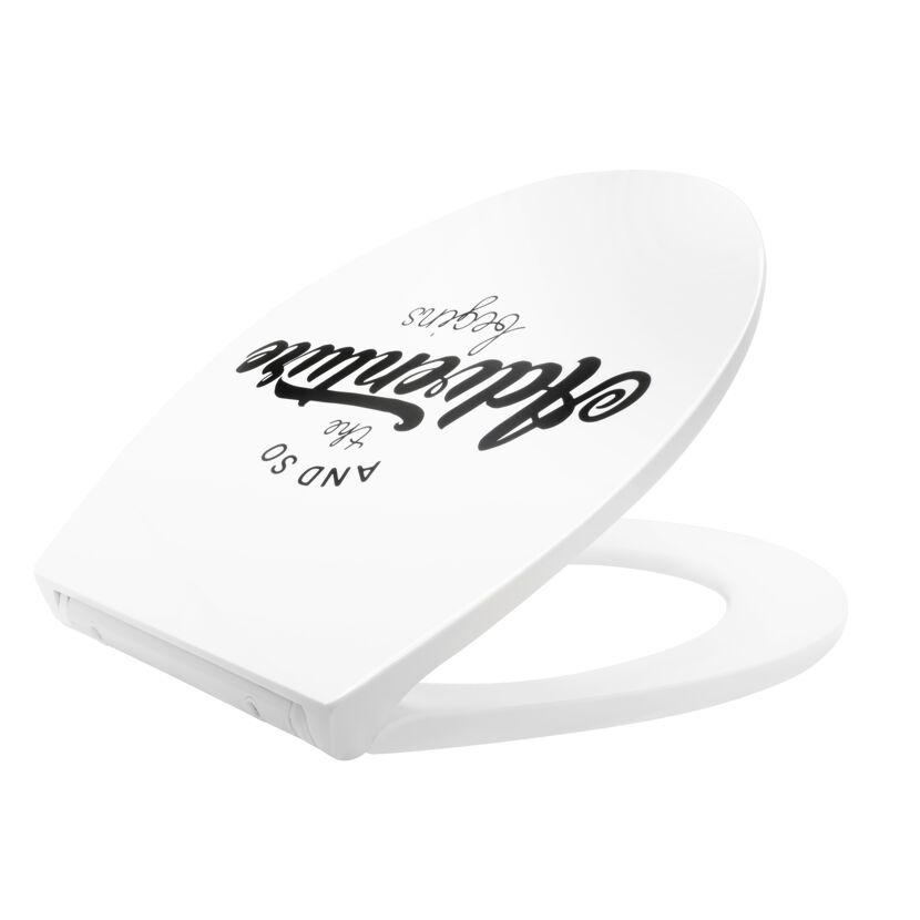 Weißer WC-Sitz Adventure mit schwarzem Schriftzug.