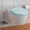 Toilette mit hellblauem Toilettensitz mit weißem Blumenmuster