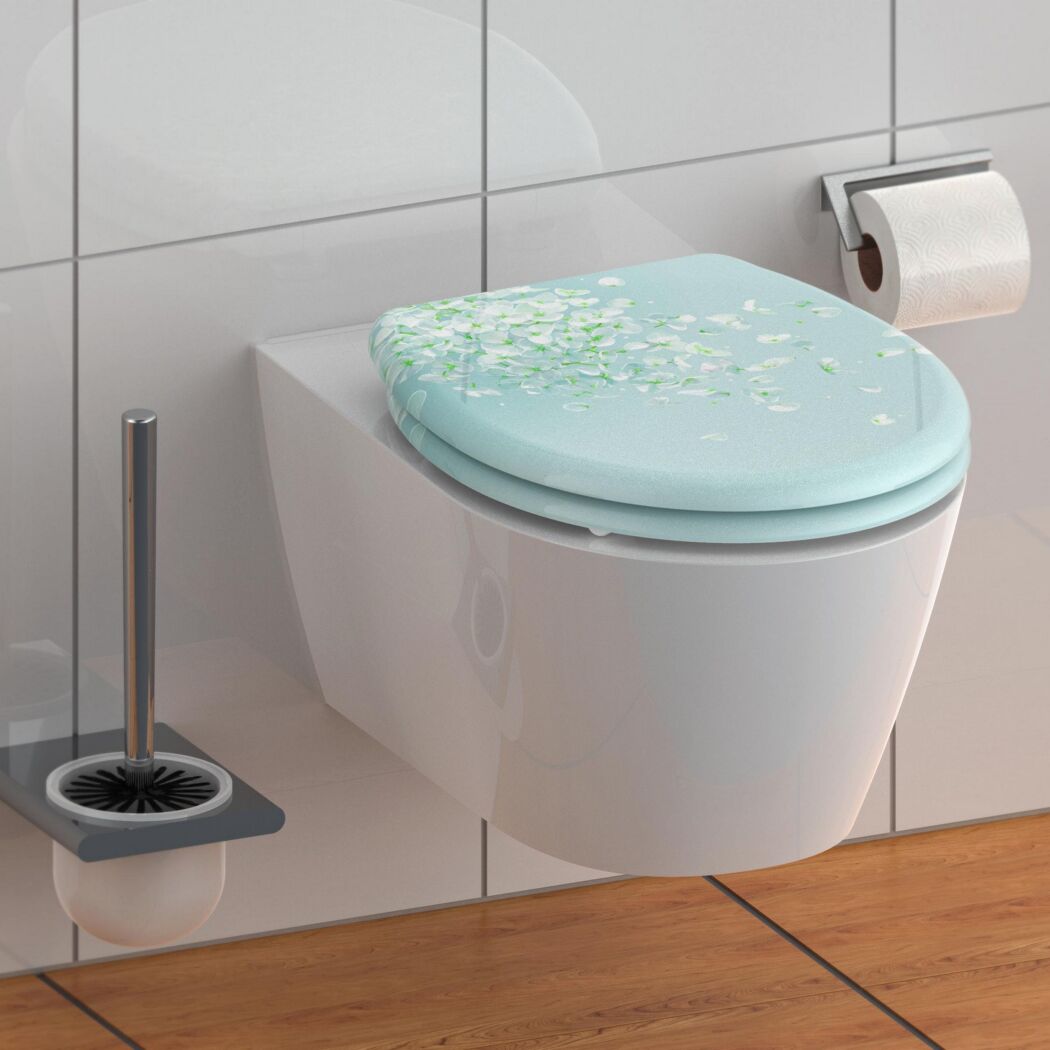 Toilette mit hellblauem Toilettensitz mit weißem Blumenmuster