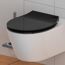 Schwarzer WC-Sitz auf weißer Toilette