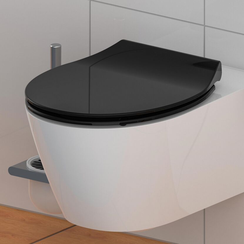 Schwarzer WC-Sitz auf weißer Toilette