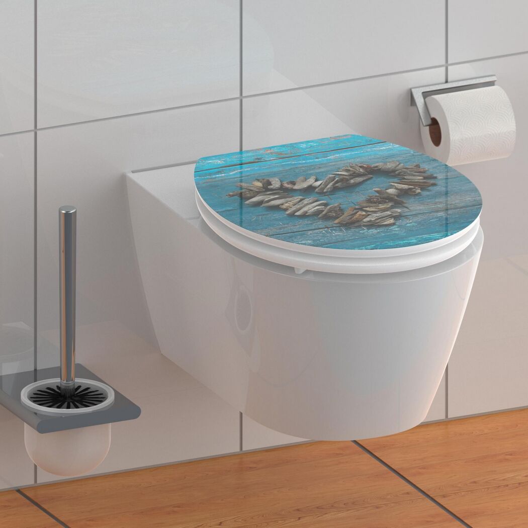WC-Sitz mit Muschelherz auf blauem Holz