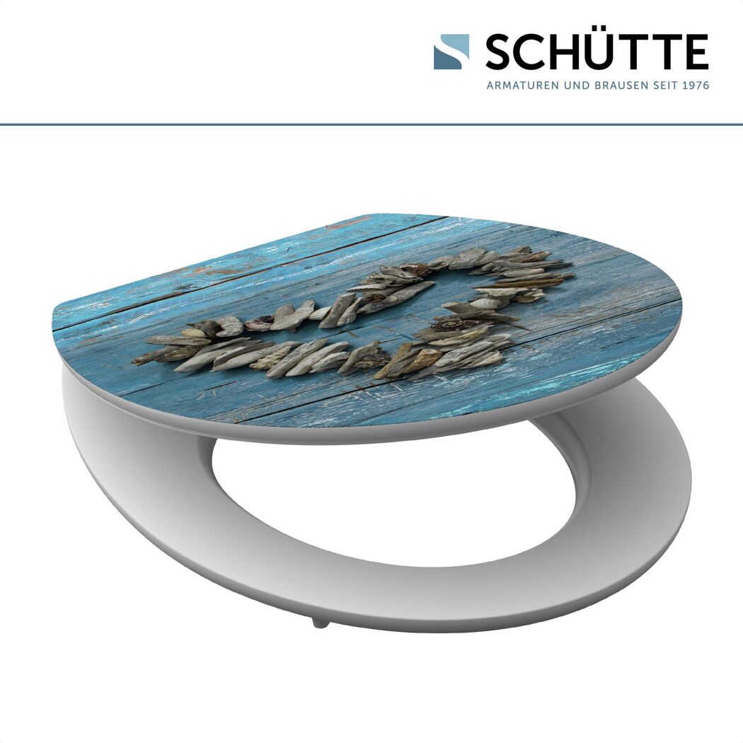 WC-Sitz mit Muschelherz auf blauem Holzhintergrund