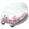 WC-Sitz mit Kirschblüten auf hellem Holz