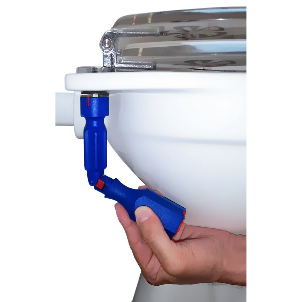 Hand hält einen blauen Montageschlüssel an einem WC-Sitz.
