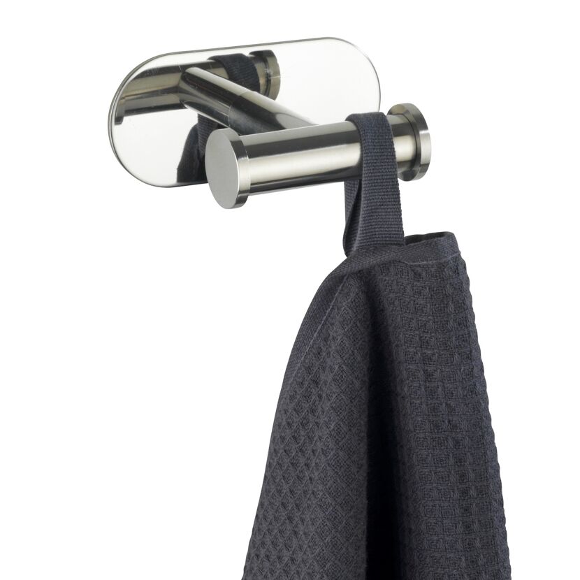 Handtuch hängt an einem Wandhaken