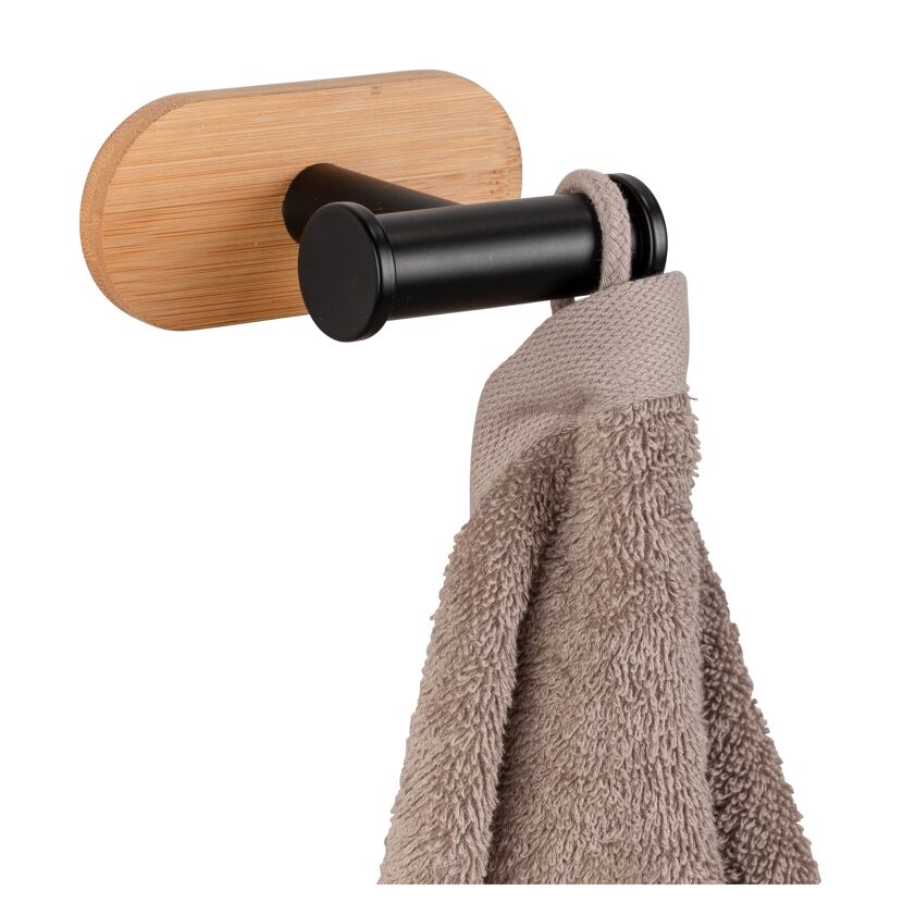 Handtuch hängt an einem Wandhaken aus Bambus.
