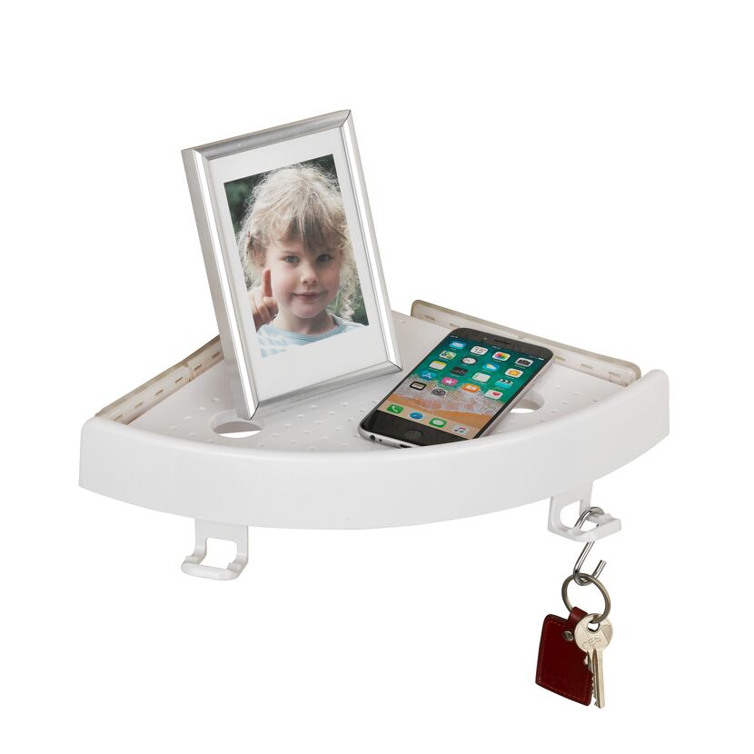 Weiße Dusch-Ecke mit Foto, Telefon und Schlüsseln.