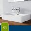 Waschbecken mit Seifenspender und Wasserhahn
