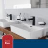 Doppelwaschbecken mit Armaturen und Zahnputzbechern