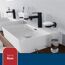 Waschbecken mit schwarzem Wasserhahn und Seifenablage