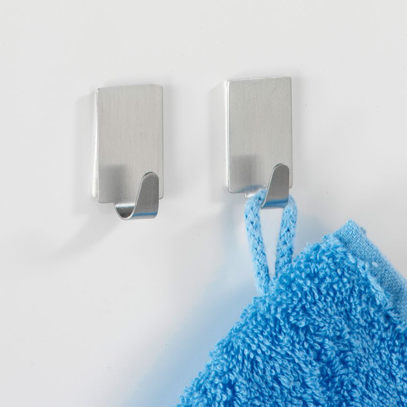 Zwei Haken aus Edelstahl, einer mit blauem Tuch