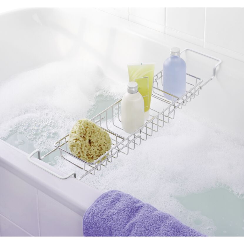 Badewannenbrücke aus Edelstahl mit Badeschwamm und Pflegeprodukten