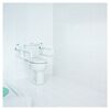 Toilette mit hochklappbaren Haltegriffen