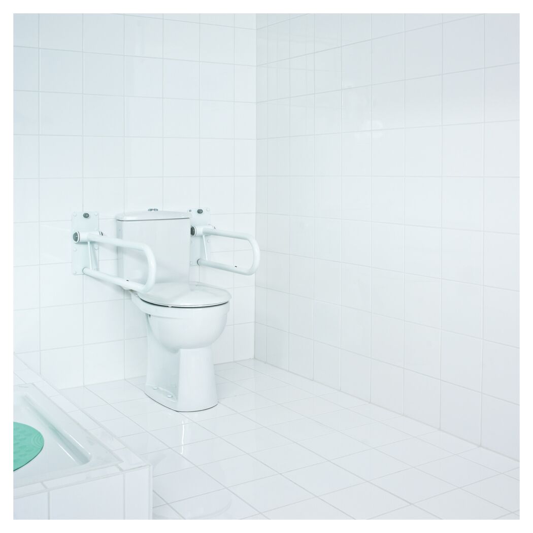 Toilette mit hochklappbaren Haltegriffen
