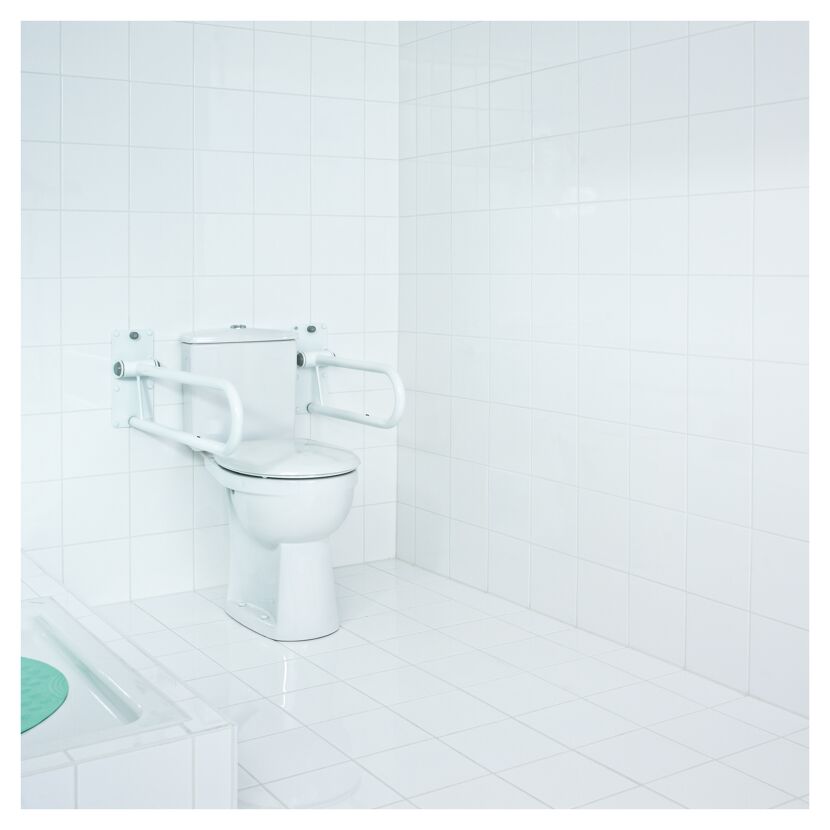Toilette mit hochklappbaren Haltegriffen
