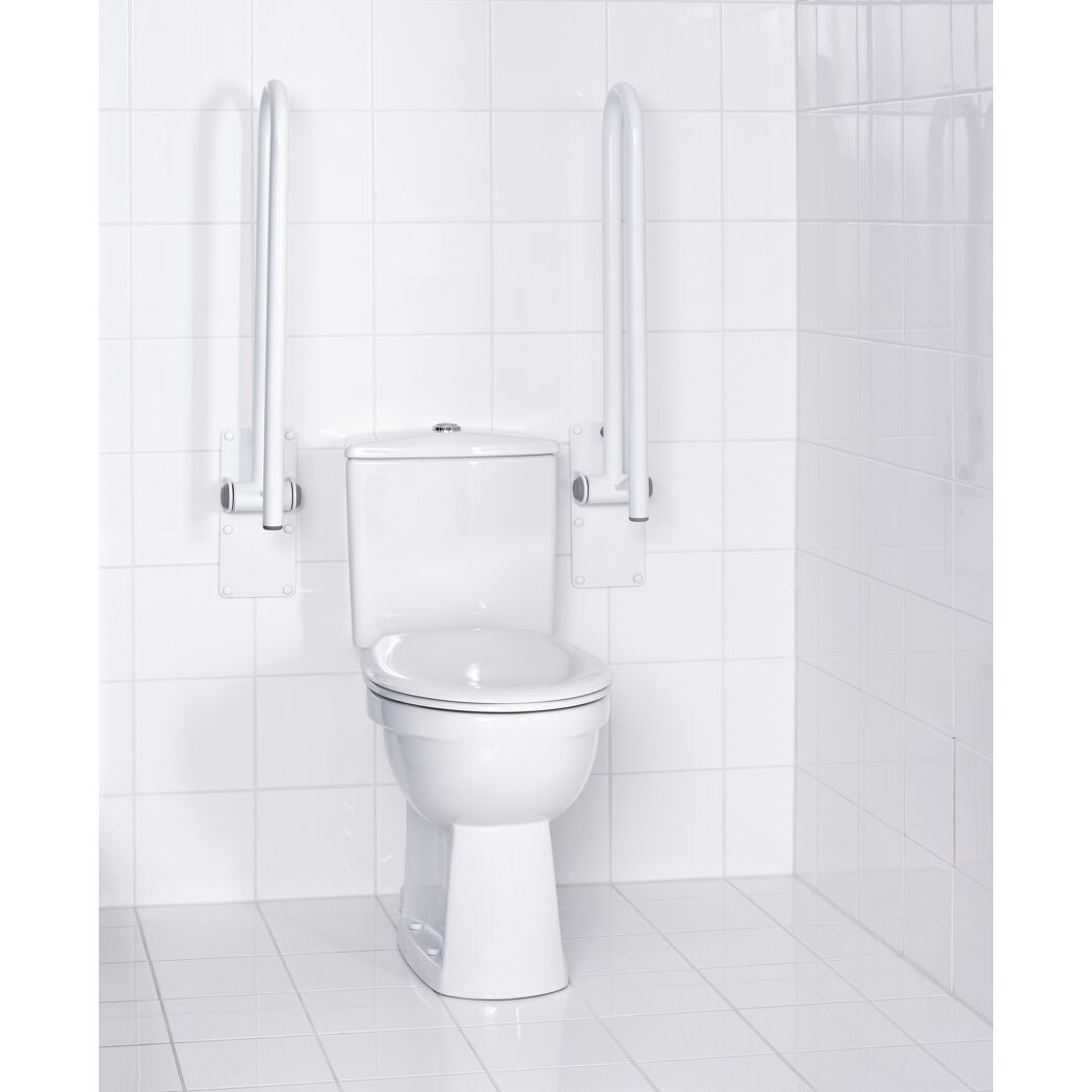 Toilette mit hochklappbaren Stützgriffen