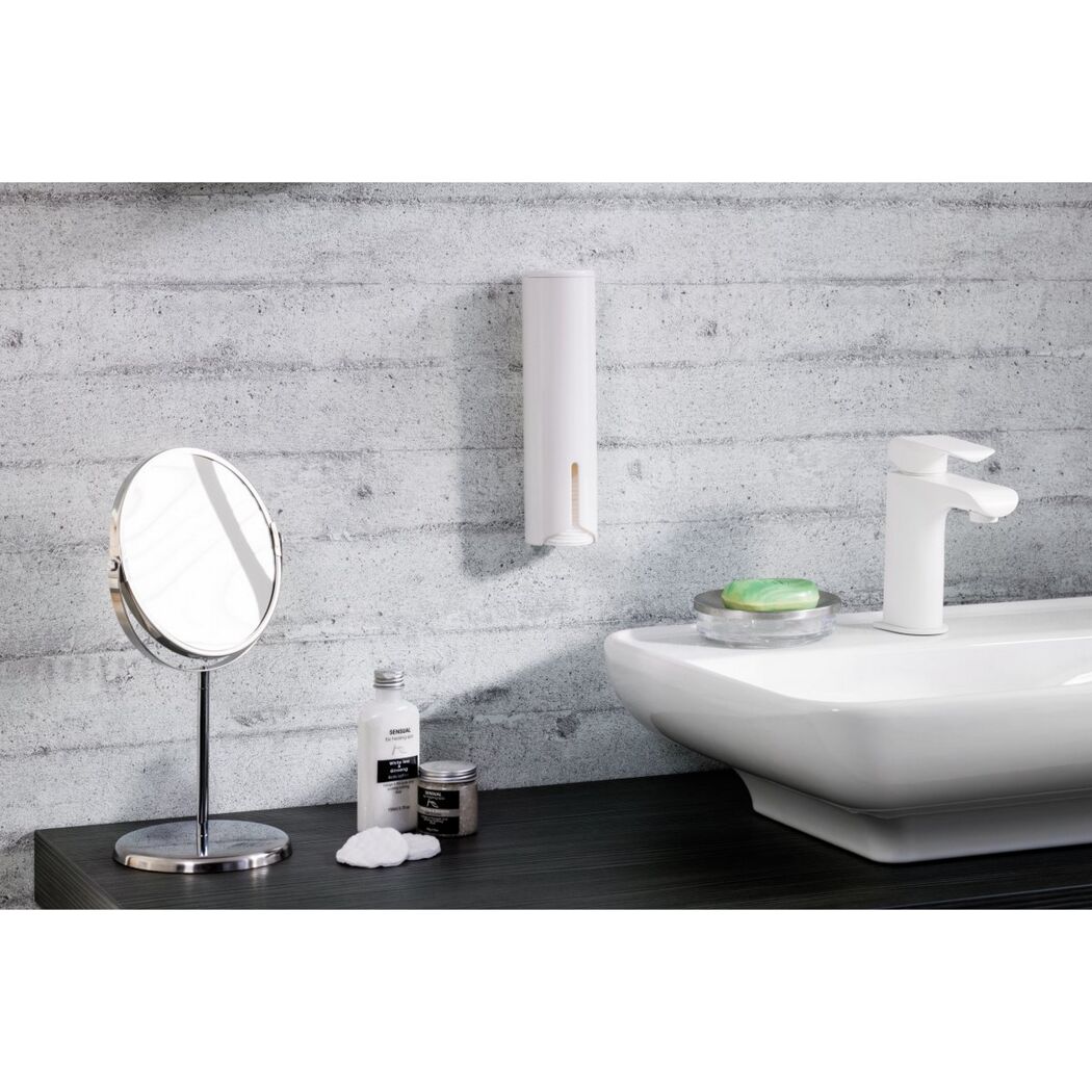 Weißer Wattepad-Spender an Badezimmerwand