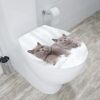 WC-Sitz mit zwei grauen Katzen