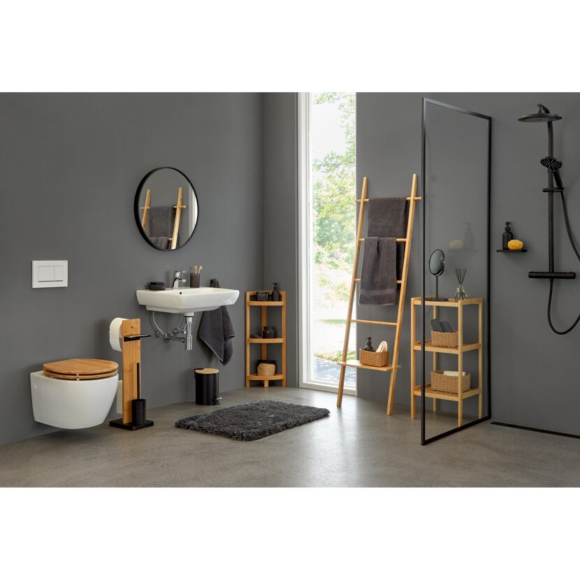 Modernes Badezimmer mit WC, Waschbecken und Dusche.
