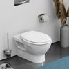 Weißes WC mit geschlossenem Deckel und Toilettenbürste.