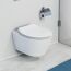 Hängendes WC mit geschlossenem WC-Sitz und Toilettenpapierhalter.