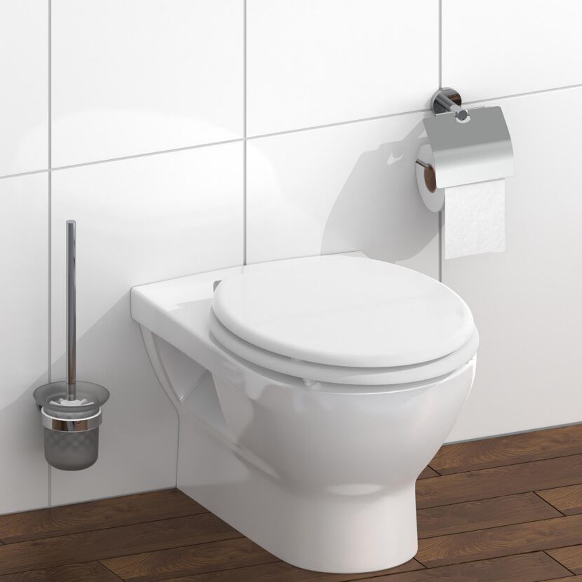 Weißes WC mit Toilettenpapier und Toilettenbürste.