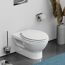Modernes, weißes WC mit geschlossenem Deckel in einem Badezimmer.
